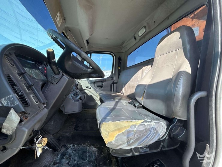 2015-freightliner-m2-106-image-63