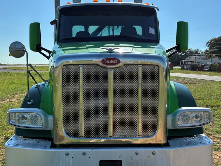 2018-peterbilt-567-image-2