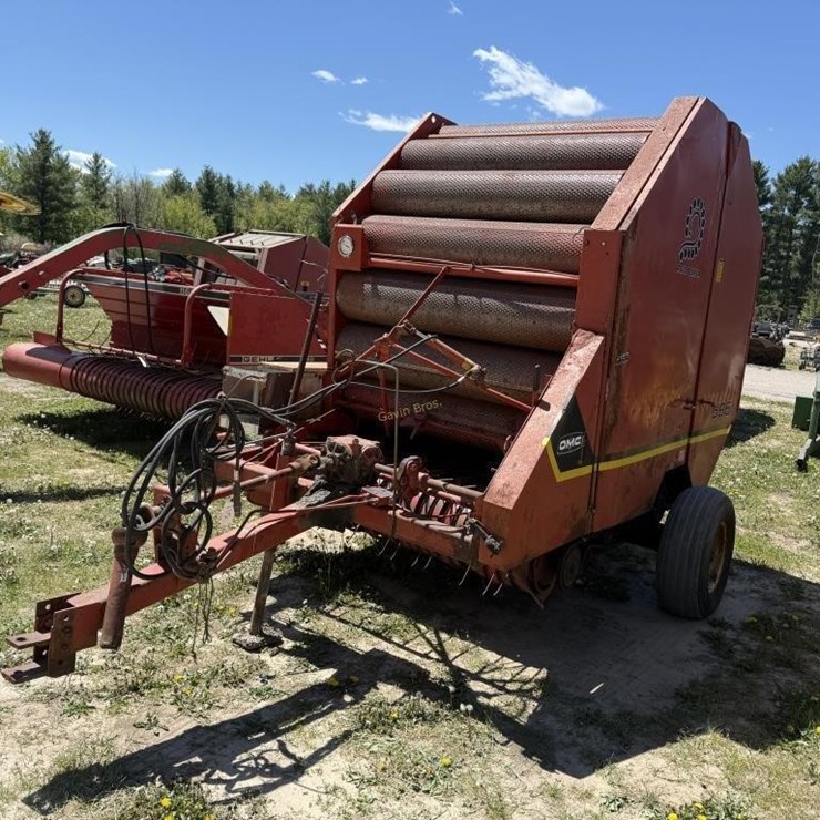 OMC Roll Baler 595 Round Baler