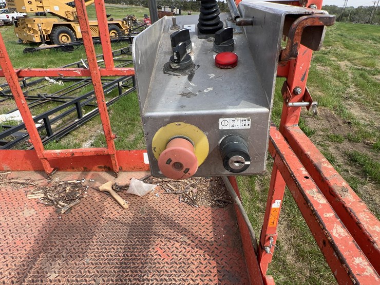 skyjack-sj8243-scissor-lift-image-15