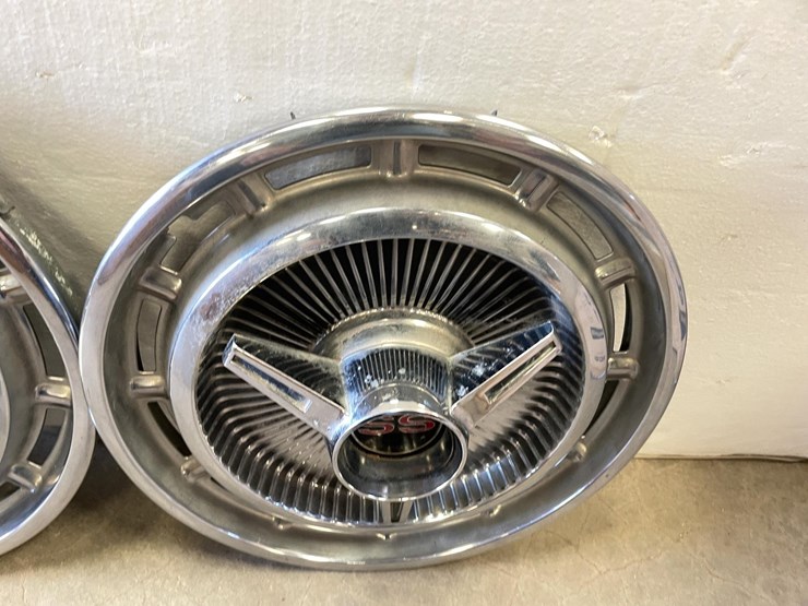 #5358-•-set-of-(4)-1963-impala-s/s-hubcaps-(las-cruces,-nm)-image-3