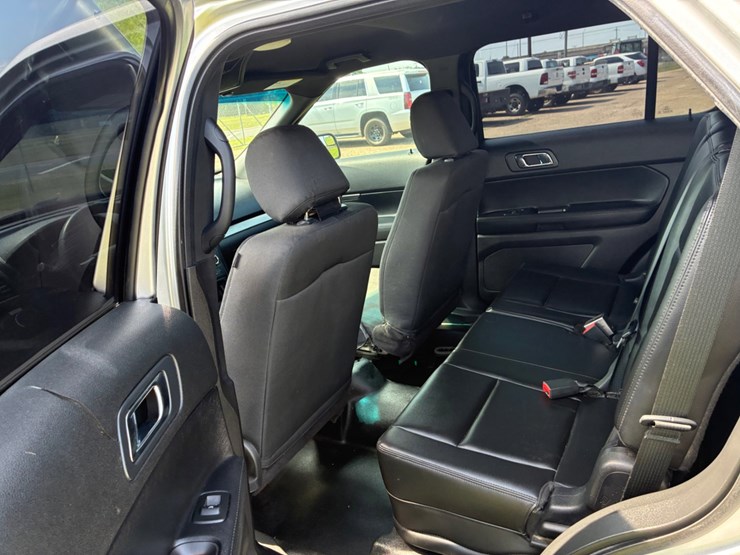 2017-ford-explorer-image-10
