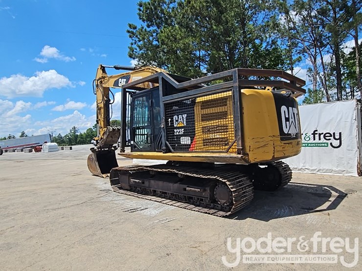 2016-caterpillar-323fl-image-3
