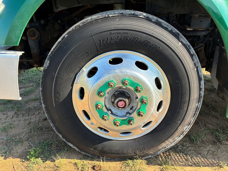 2018-peterbilt-567-image-9
