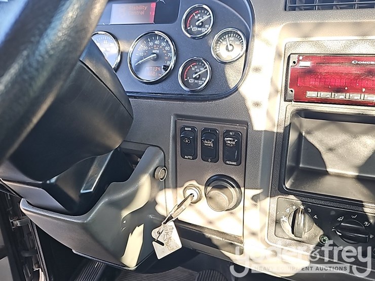 2015-peterbilt-348-image-30