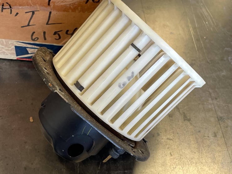 #5415-•-lot-of-newer-car-parts,-some-new-(las-cruces,-nm)-image-53