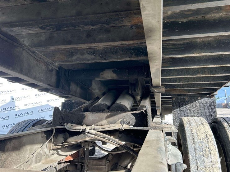 2015-freightliner-m2-106-image-37