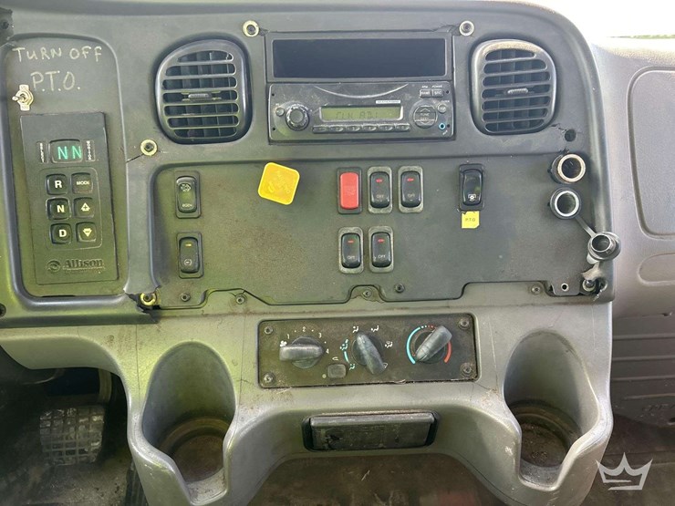 2015-freightliner-m2-106-image-68