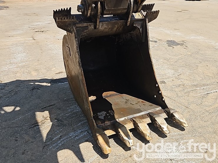 2016-caterpillar-323fl-image-12