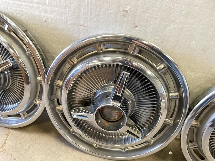 #5358-•-set-of-(4)-1963-impala-s/s-hubcaps-(las-cruces,-nm)-image-5