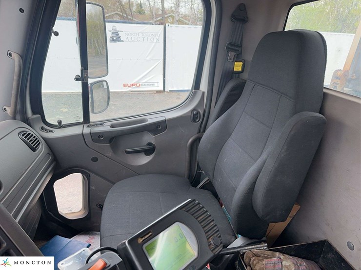 2016-freightliner-114sd-image-22