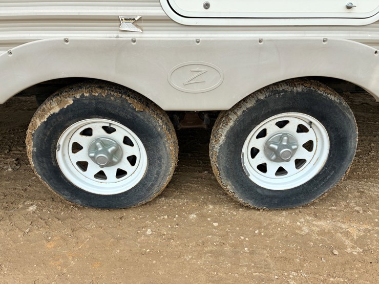 2010-zinger-by-crossroads-bumper-pull-camper-image-13