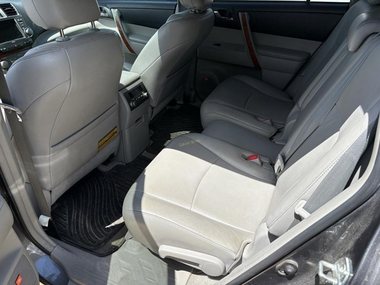 2010-toyota-highlander-image-8