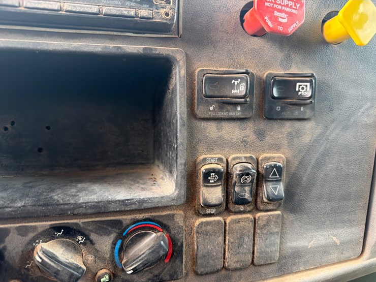 2016-peterbilt-337-image-12