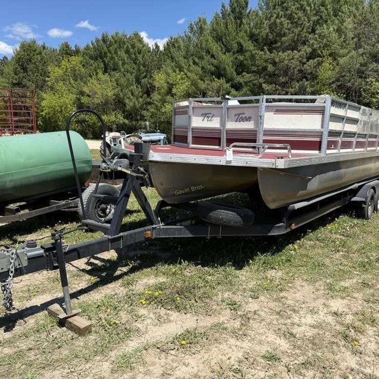 1991 JC Tri Toon 266 Pontoon Boat - 26'