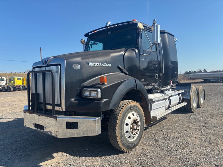 2012-western-star-4900sa-image-1