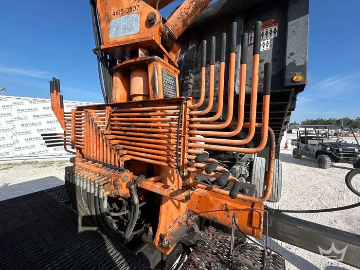 2015-freightliner-m2-106-image-51