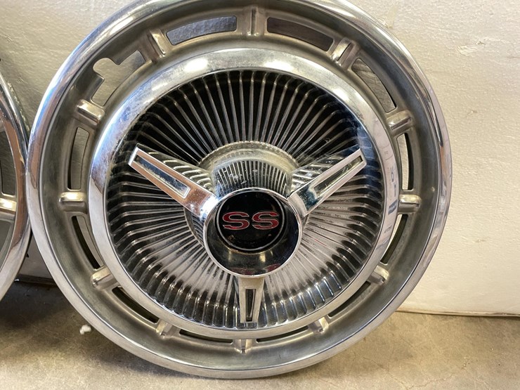 #5358-•-set-of-(4)-1963-impala-s/s-hubcaps-(las-cruces,-nm)-image-2