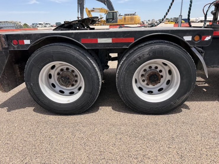 2009-peterbilt-388-image-4