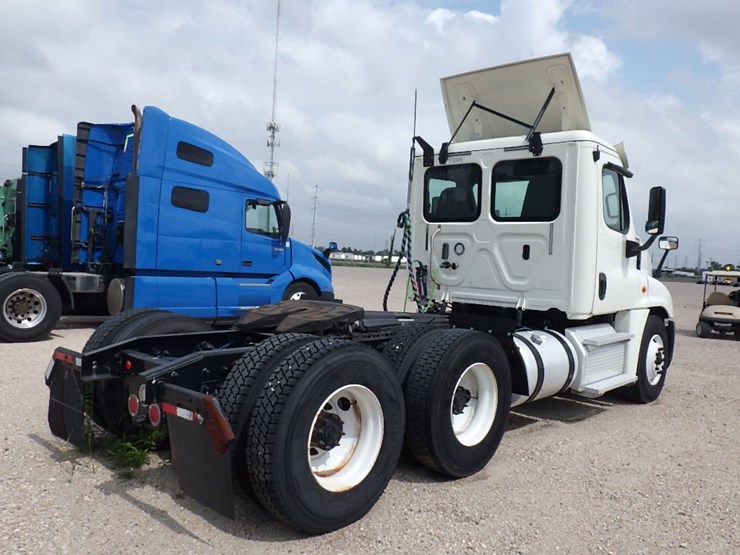 2018-freightliner-cascadia-125-image-8