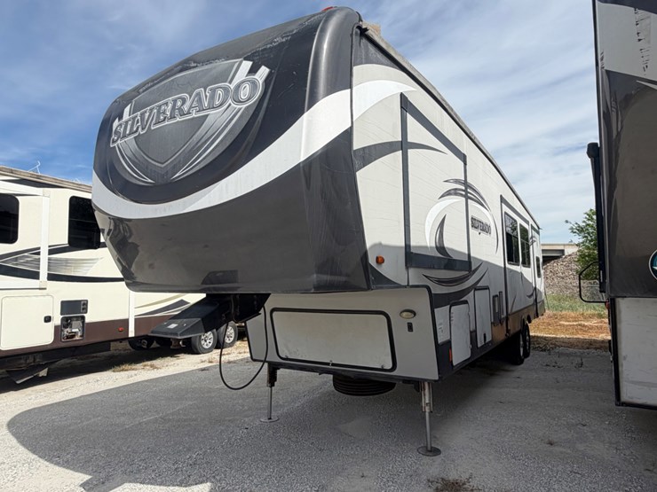 2015-silverado-5th-wheel-image-1