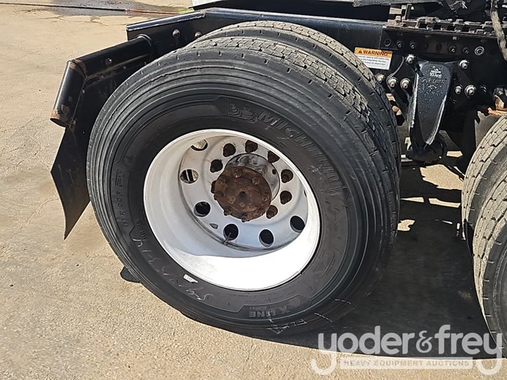 2019-freightliner-cascadia-116-image-11