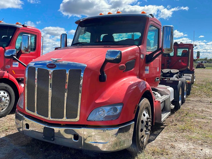2019-peterbilt-579-image-1