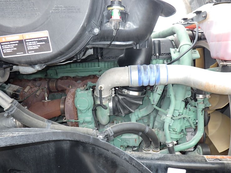 2020-volvo-vnl300-image-29