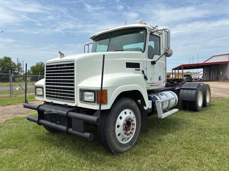 2013-mack-pinnacle-chu613-image-1