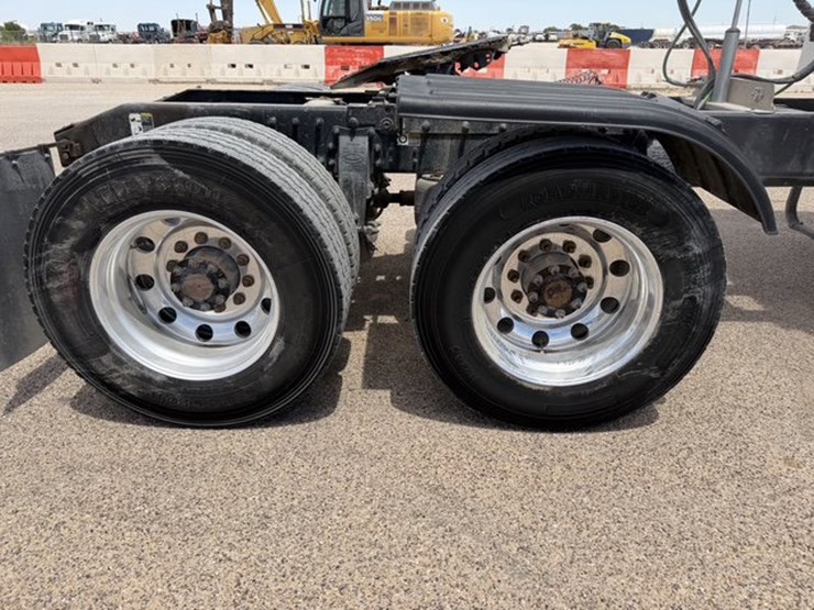 2015-peterbilt-388-image-4