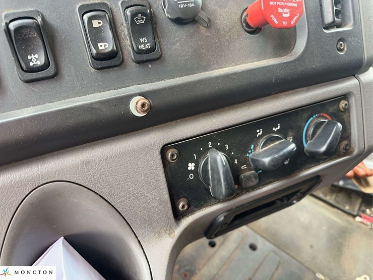 2016-freightliner-114sd-image-25