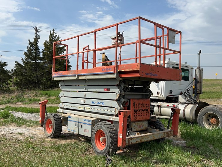 skyjack-sj8243-scissor-lift-image-2
