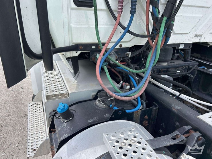 2021-international-rh613-t/a-day-cab-truck-tractor-image-24