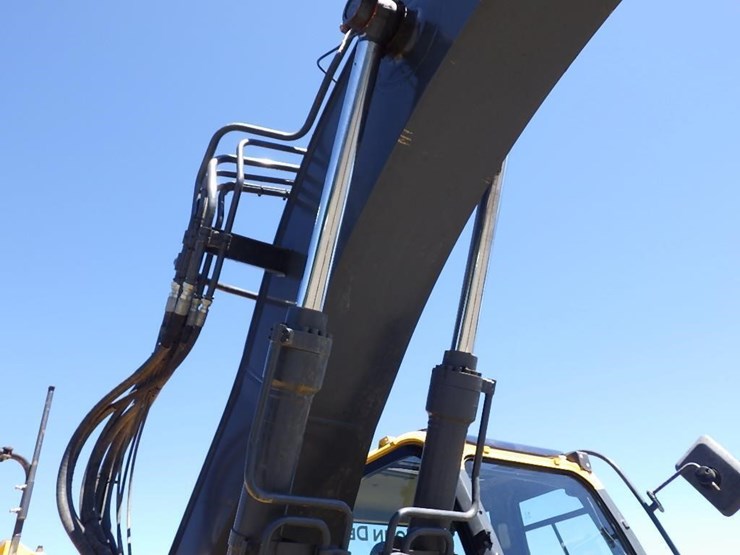 deere-245g-lc-image-33