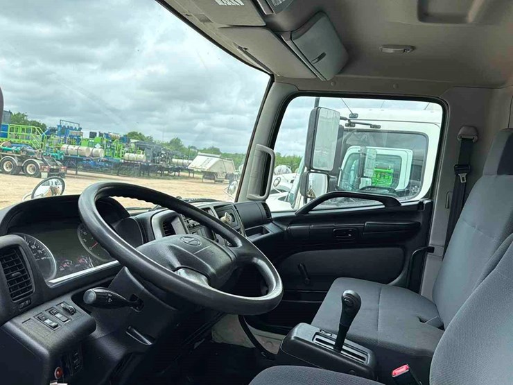 2011-hino-box-truck-image-9