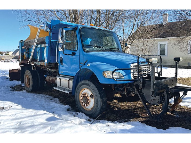 2005-freightliner-m2-106-image-1