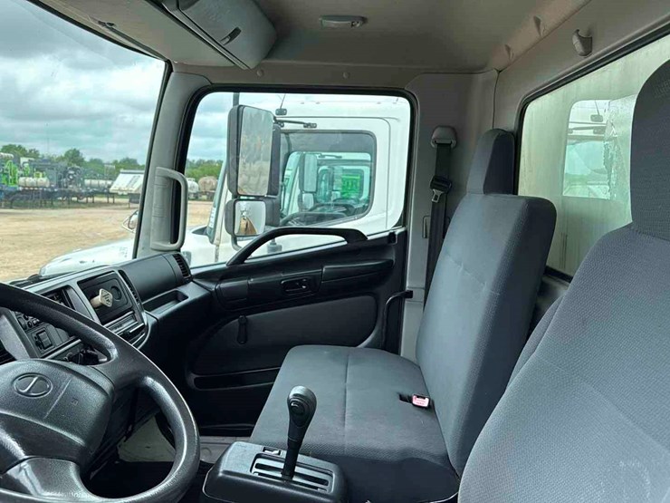2011-hino-box-truck-image-8