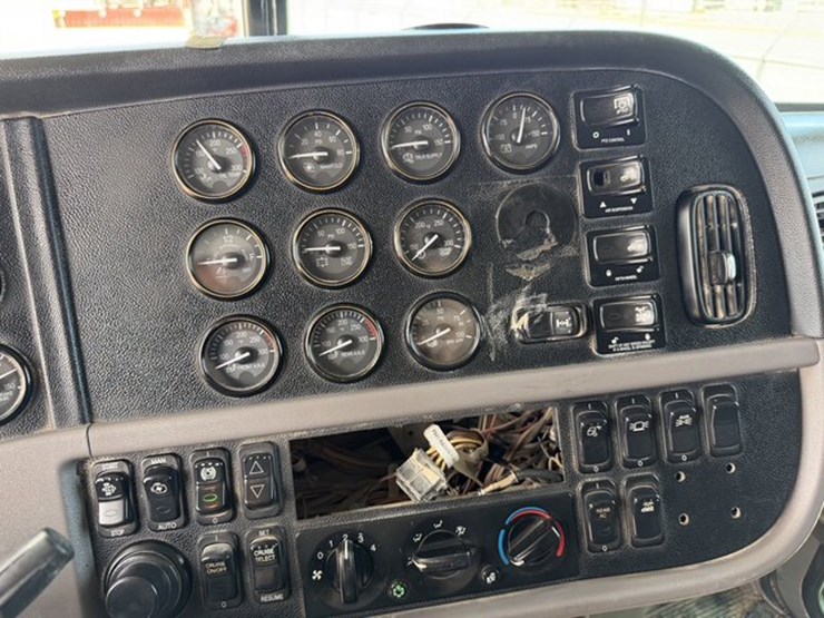 2015-peterbilt-388-image-13