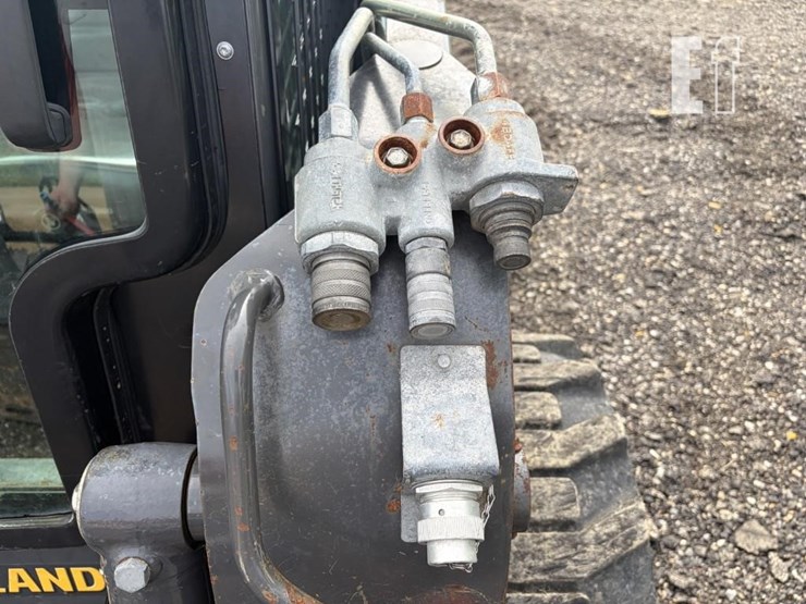 new-holland-l220-image-5