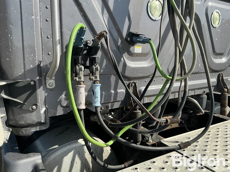 2016-freightliner-cascadia-125-image-16