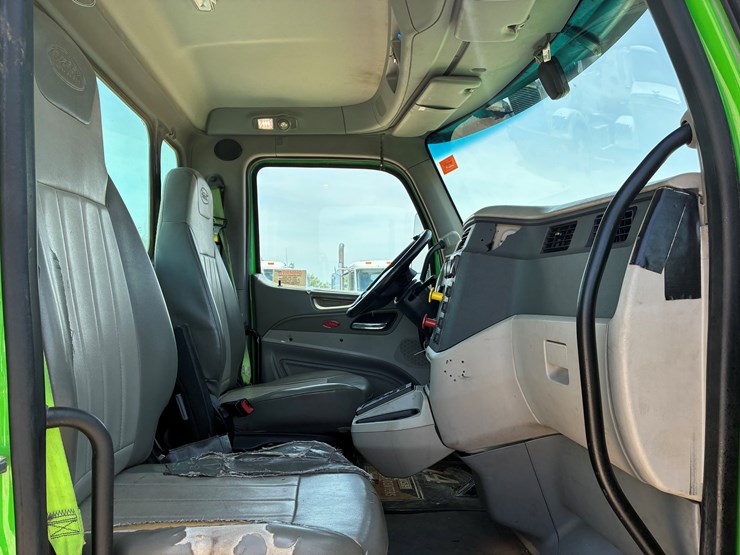 2018-peterbilt-567-image-8