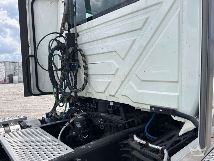 2021-international-rh613-t/a-day-cab-truck-tractor-image-32