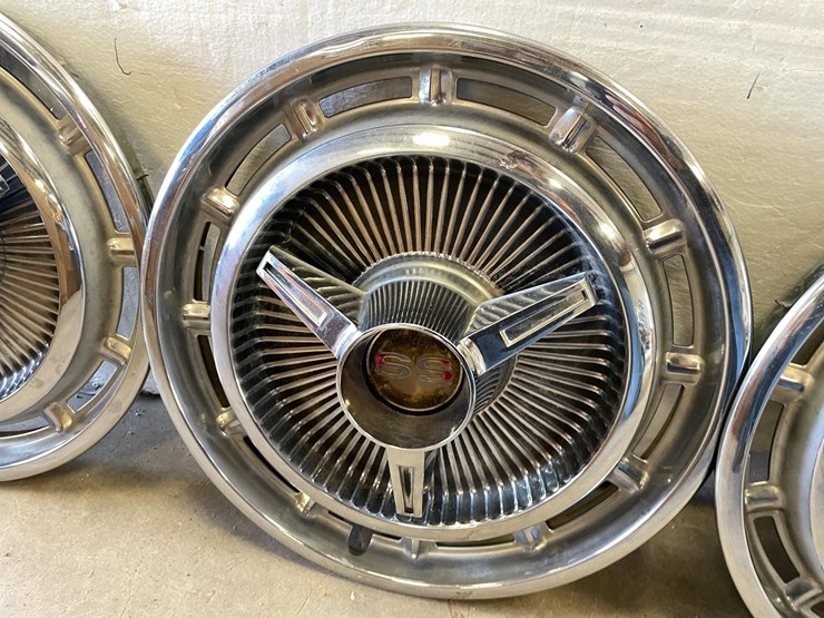 #5358-•-set-of-(4)-1963-impala-s/s-hubcaps-(las-cruces,-nm)-image-6