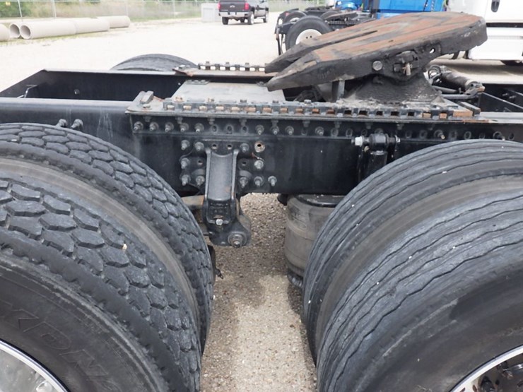 2020-volvo-vnl300-image-9