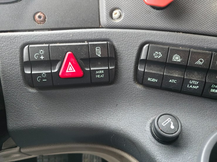 2015-freightliner-cascadia-113-image-59