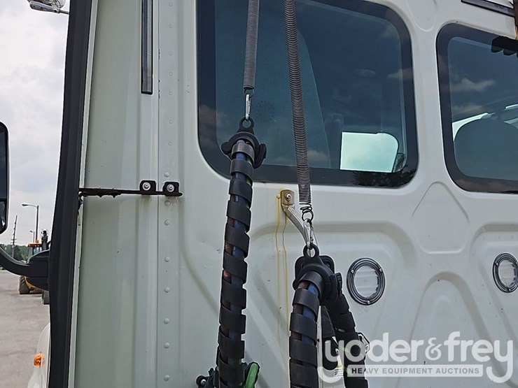 2017-freightliner-cascadia-113-image-11