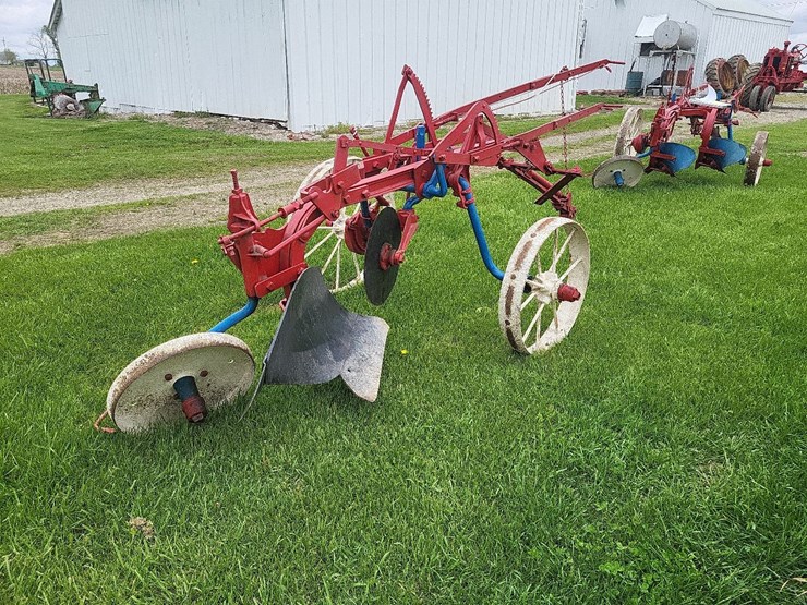 international-1-bottom-pull-type-moldboard-plow-image-3