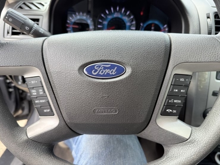 2010-ford-fusion-se-sedan-image-27