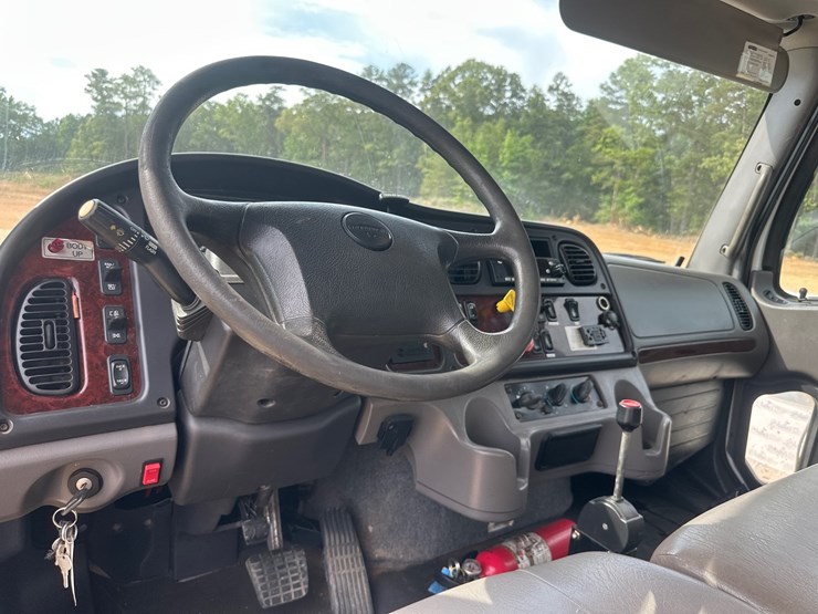 2008-freightliner-m2-106-image-8
