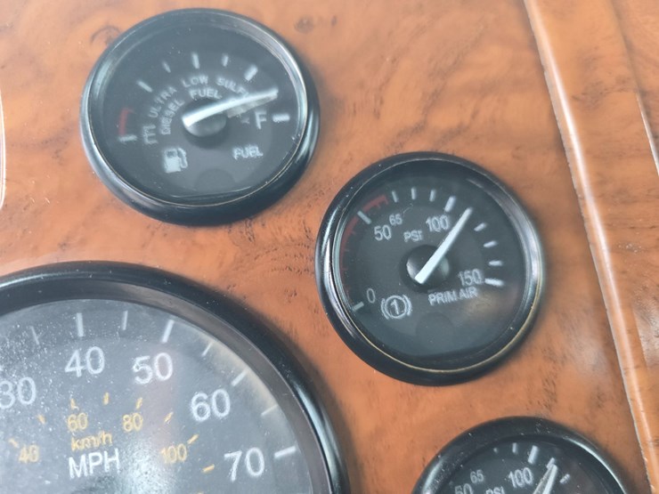 2009-peterbilt-365-image-80